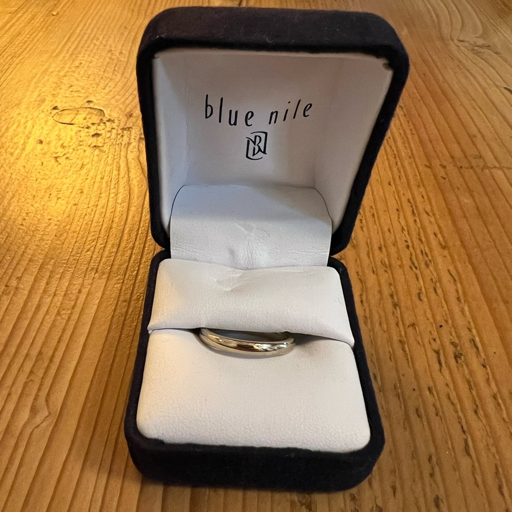 Blue Nile 18k white gold wedding band comfort fit 2.5mm size 7